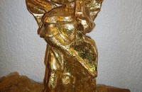 Goldfarbiger Engel mit Bassgeige aus Pappmache