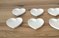 6 kleine Teller in Form von Herzen
