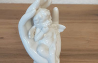 Weisser Engel geschützt in der Hand