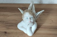 Engel auf dem Bauch liegend