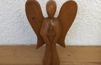 Betender Engel aus Holz
