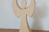 Lichtengel in hellem Holz