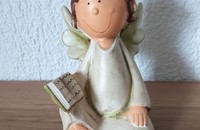Sympatischer Engel mit Buch