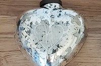 Silberfarbiges Herz aus Glas