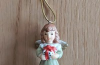 Goebel Engel mit Geschenk zum Aufhängen