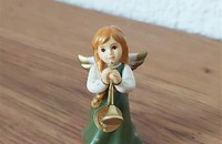 Kleiner Schutzengel Goebel grün mit Trompete