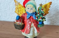 Engel im roten Kleid mit Weihnachtsbaum