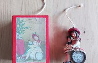 Mädchen mit Puppe im Antik Stil zum Aufhängen