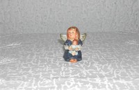 Kleiner, sitzender Goebel Engel in blau mit Puppe
