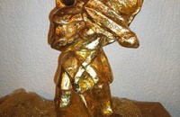 Goldfarbiger Engel mit Geige aus Pappmache