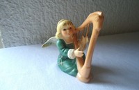 Goebel Engel in grünem Kleid mit Harfe
