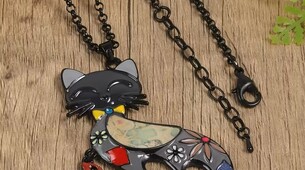 Chat émaillé avec collier long 