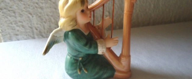 Ange Goebel en robe verte avec harpe